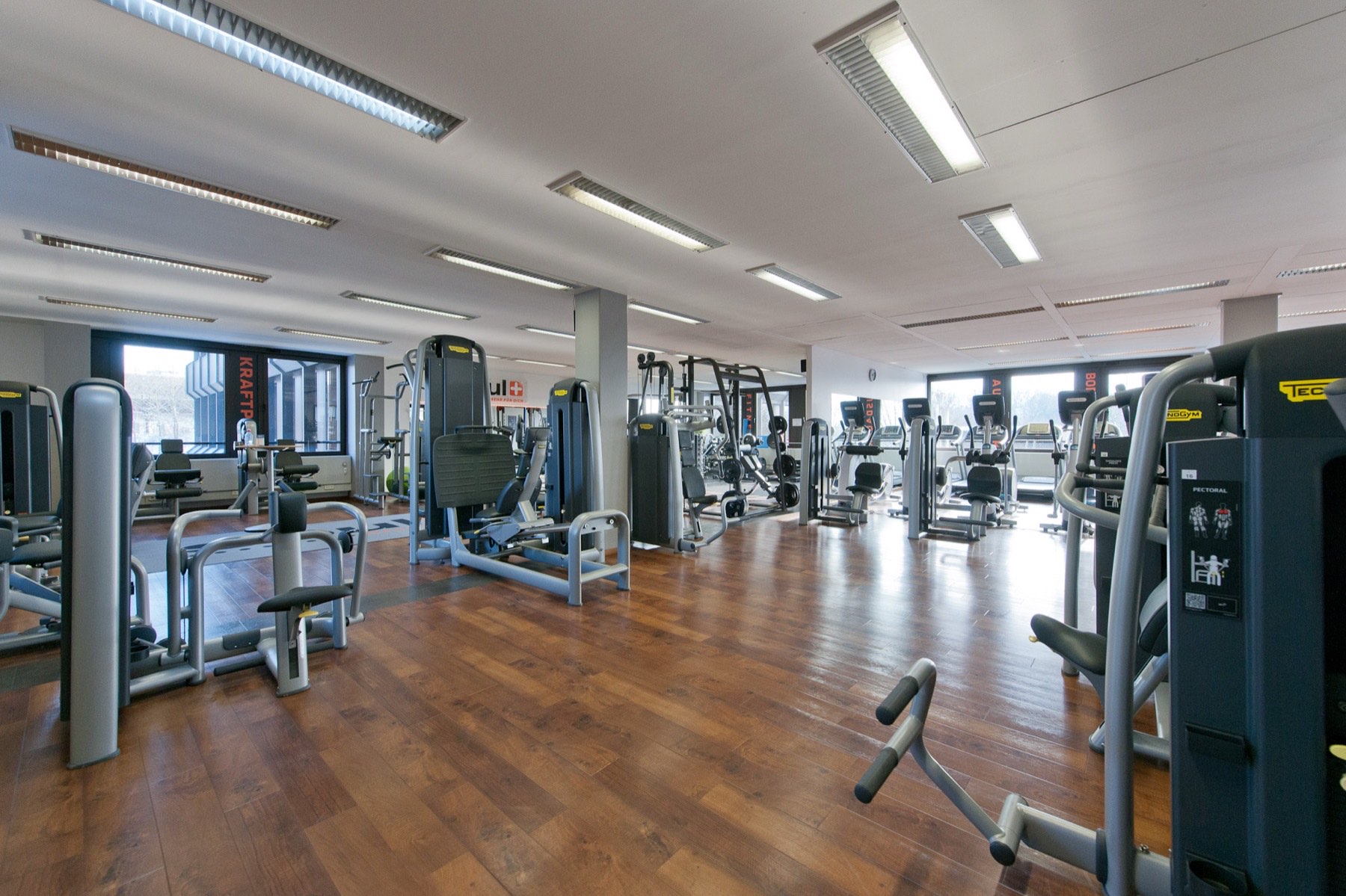 Kraft- und Freihantelbereich im SoulPlus Fitnessstudio München